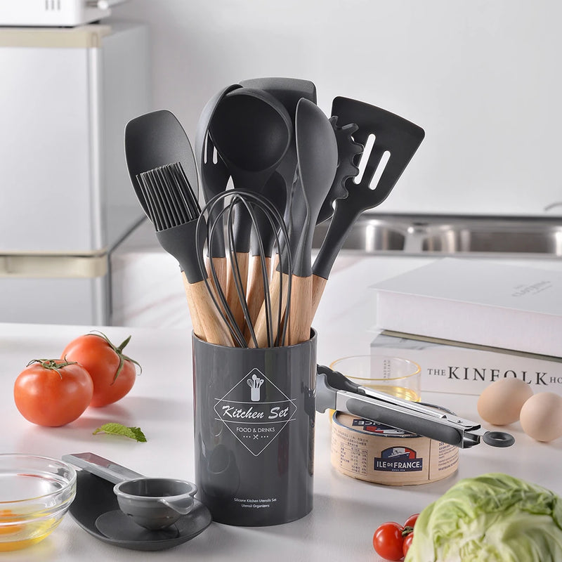 Jogo de Cozinha Kit C/12 Peças de Silicone, Utensílios e Copo Suporte para Cozinha Cabo de Madeira - Cores aleatórias